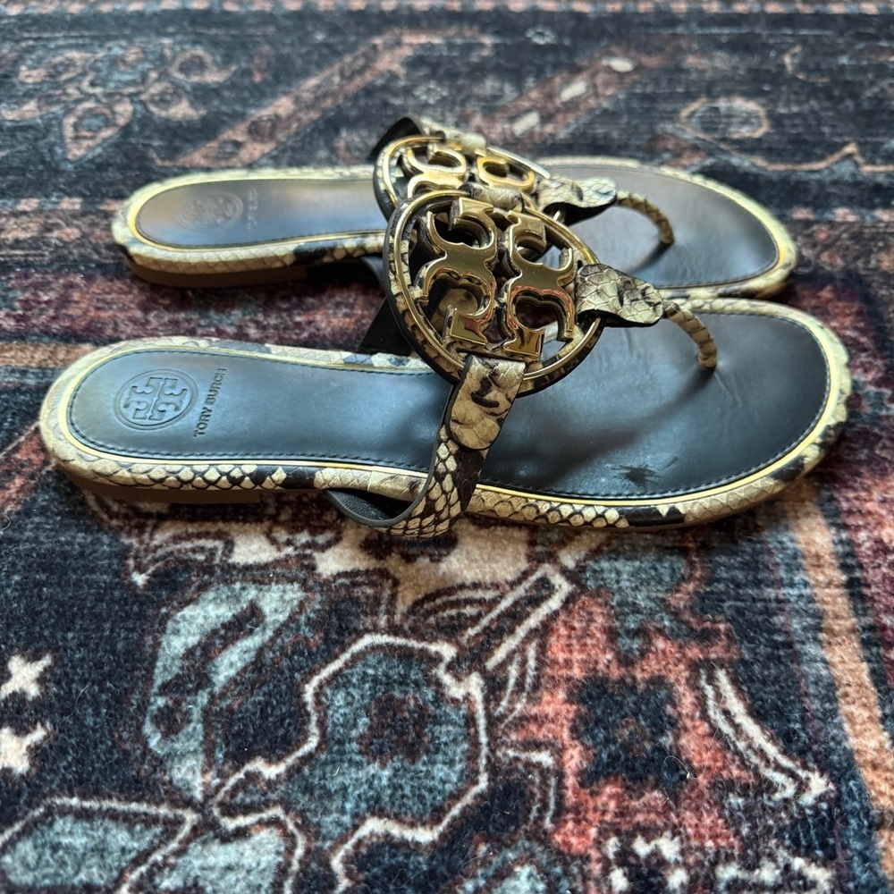 Tory Burch Metal Miller Stamped Snake Printed Leather Sandals Desert Roccia - Picture 3 of 8